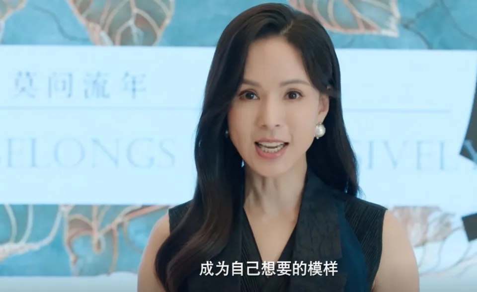 短剧爆火！59岁李若彤素颜出镜：眼袋法令纹成全网女性勋章