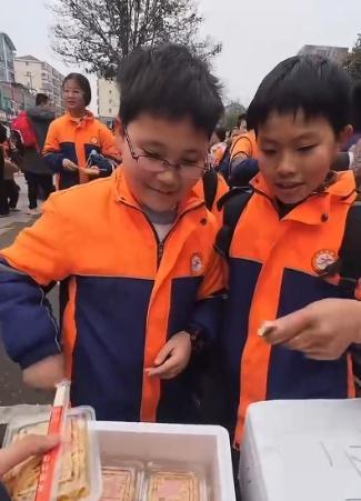 老师失业到校门口卖火鸡面 孩子们的热情鼓励