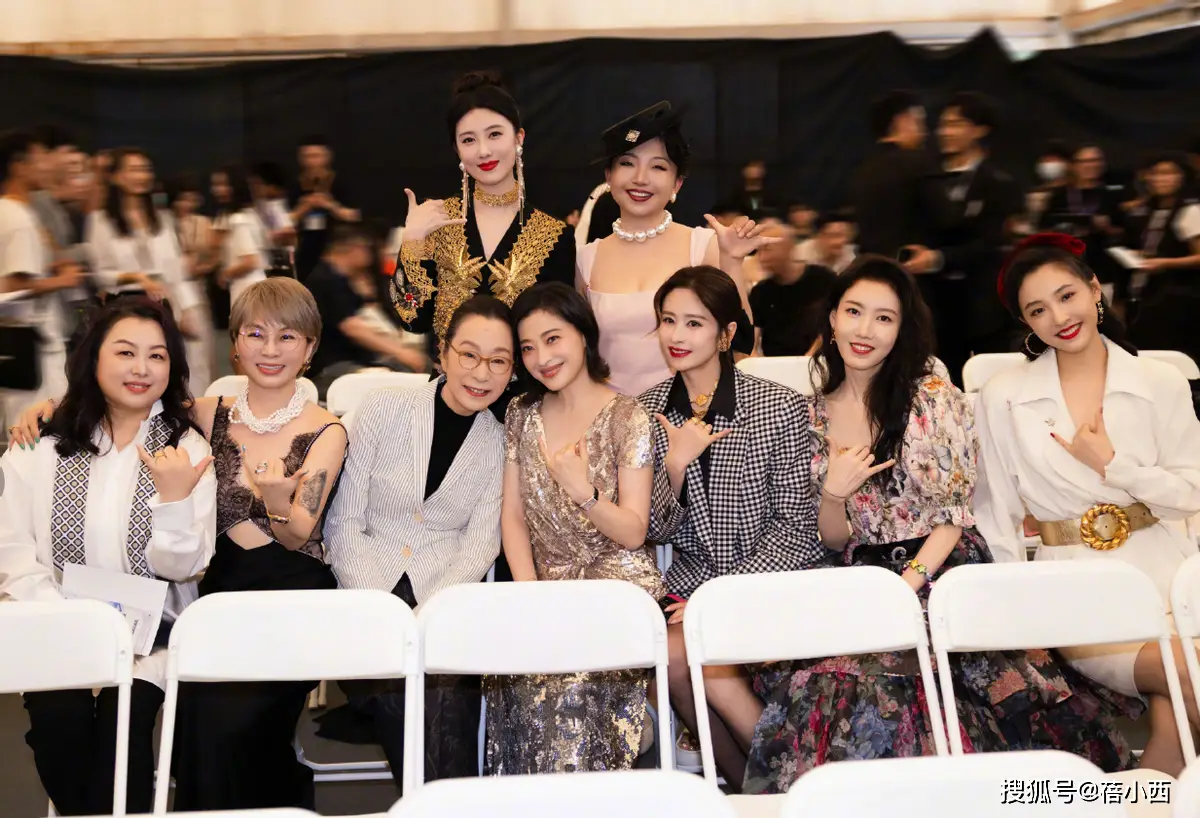49岁梅婷减肥后大回春，亮片裙+短发嫩得认不出，自律女人最美丽