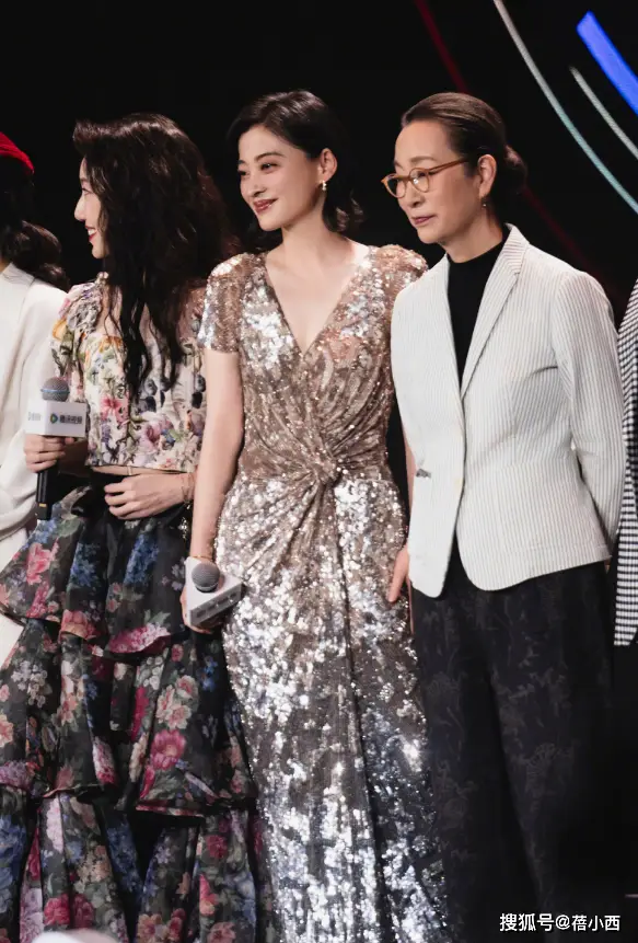 49岁梅婷减肥后大回春，亮片裙+短发嫩得认不出，自律女人最美丽