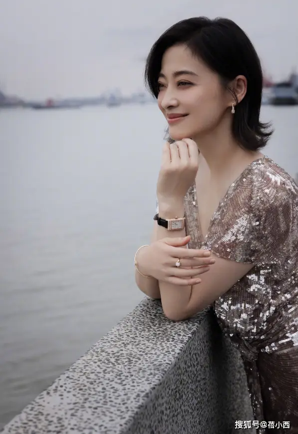 49岁梅婷减肥后大回春，亮片裙+短发嫩得认不出，自律女人最美丽