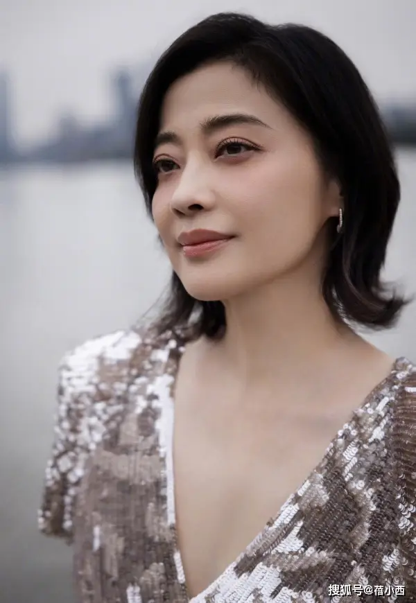 49岁梅婷减肥后大回春，亮片裙+短发嫩得认不出，自律女人最美丽