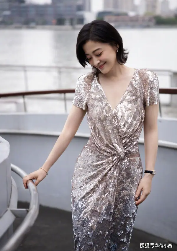 49岁梅婷减肥后大回春，亮片裙+短发嫩得认不出，自律女人最美丽