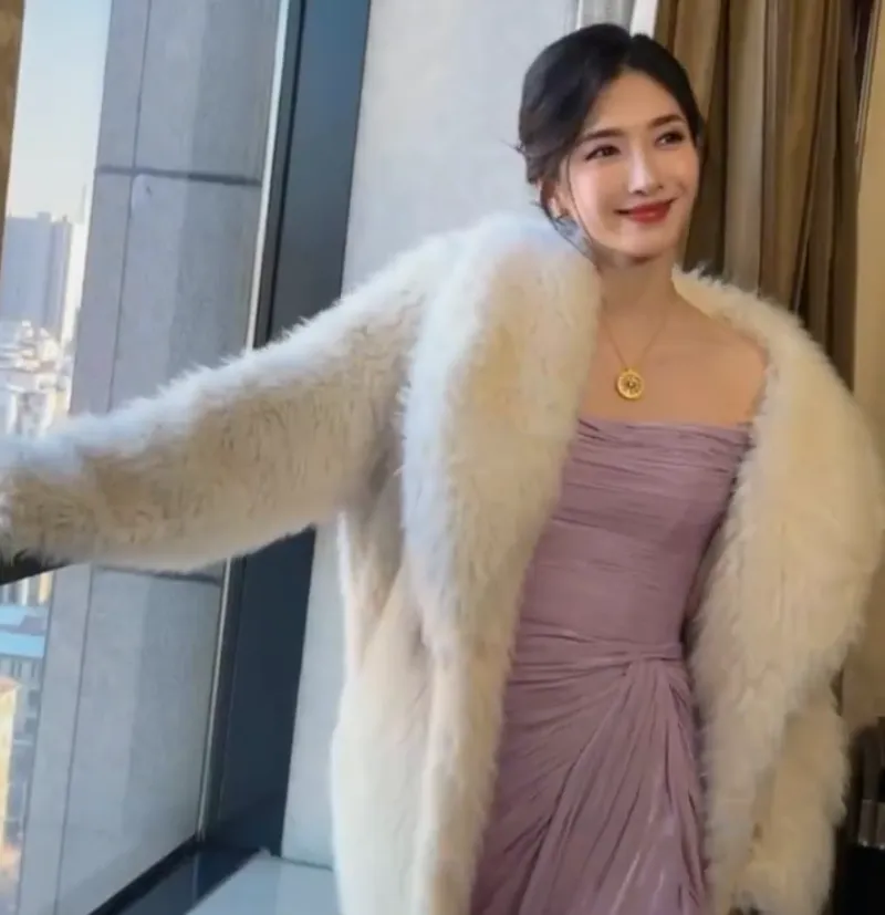 38岁江疏影增肥后反而更漂亮，穿紫色抹胸裙温婉典雅，美得如古典仕女