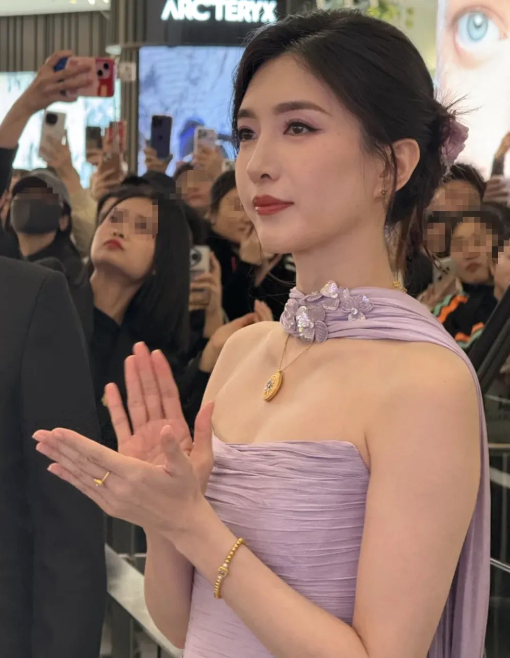 38岁江疏影增肥后反而更漂亮，穿紫色抹胸裙温婉典雅，美得如古典仕女