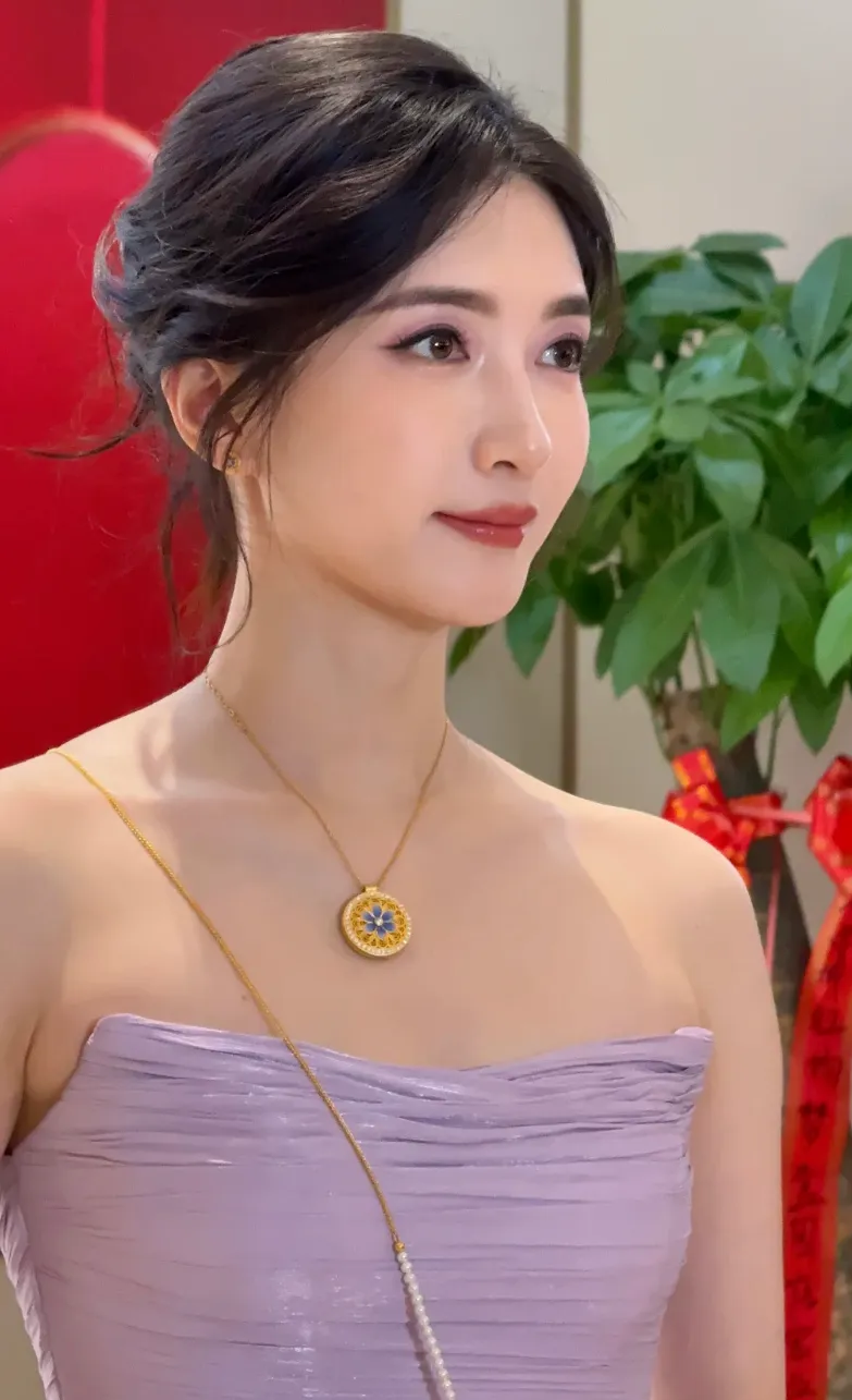 38岁江疏影增肥后反而更漂亮，穿紫色抹胸裙温婉典雅，美得如古典仕女