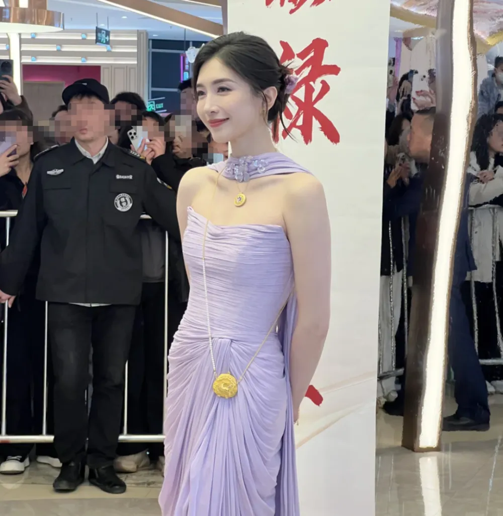 38岁江疏影增肥后反而更漂亮，穿紫色抹胸裙温婉典雅，美得如古典仕女