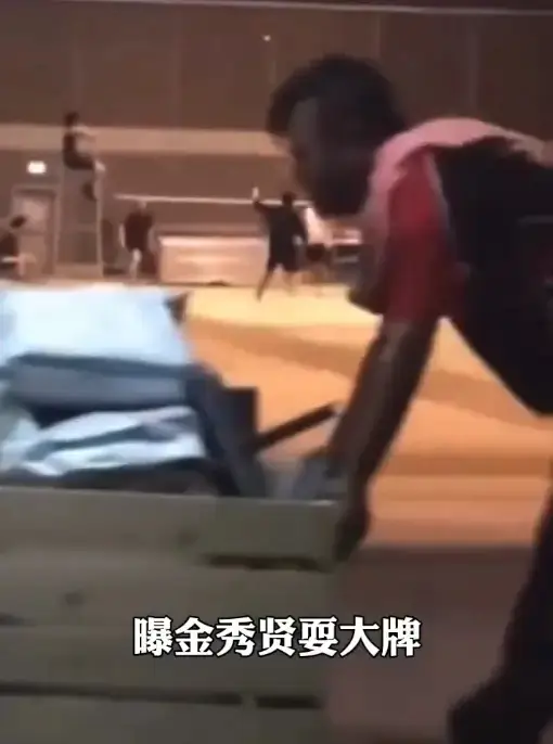泰国网友曝金秀贤耍大牌：深夜拆除见面会座位供他打羽毛球