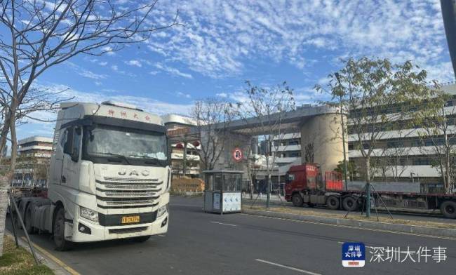 深圳一高中外货车大摆龙门阵 违停乱象引担忧