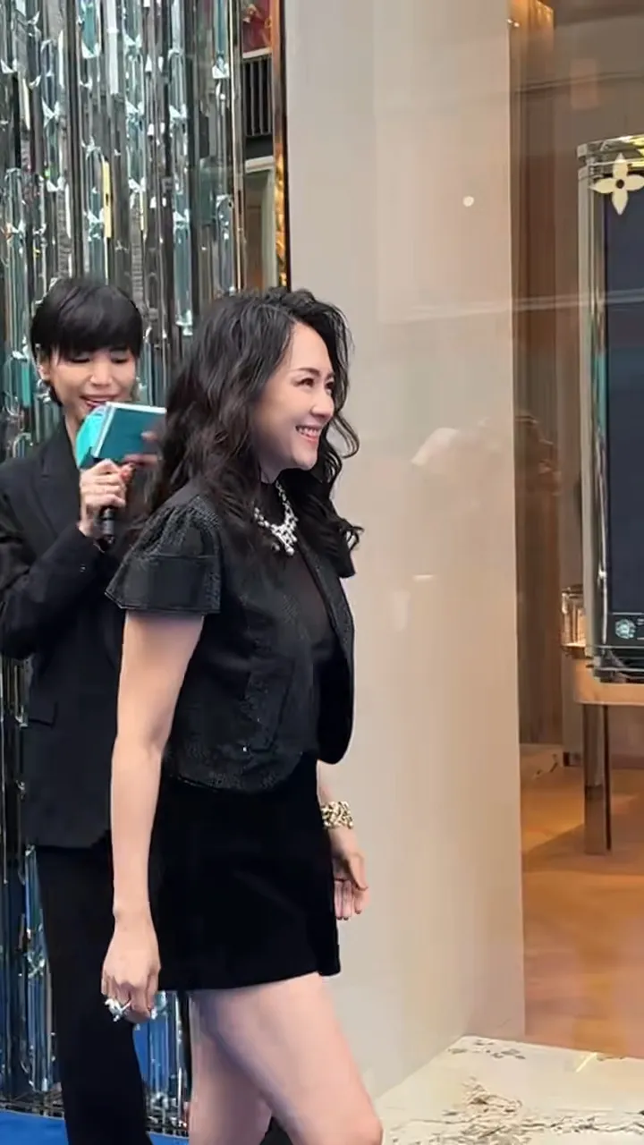 章子怡性感现身成都！黑纱透视装惊艳全场，生图却被批“医美痕迹明显”