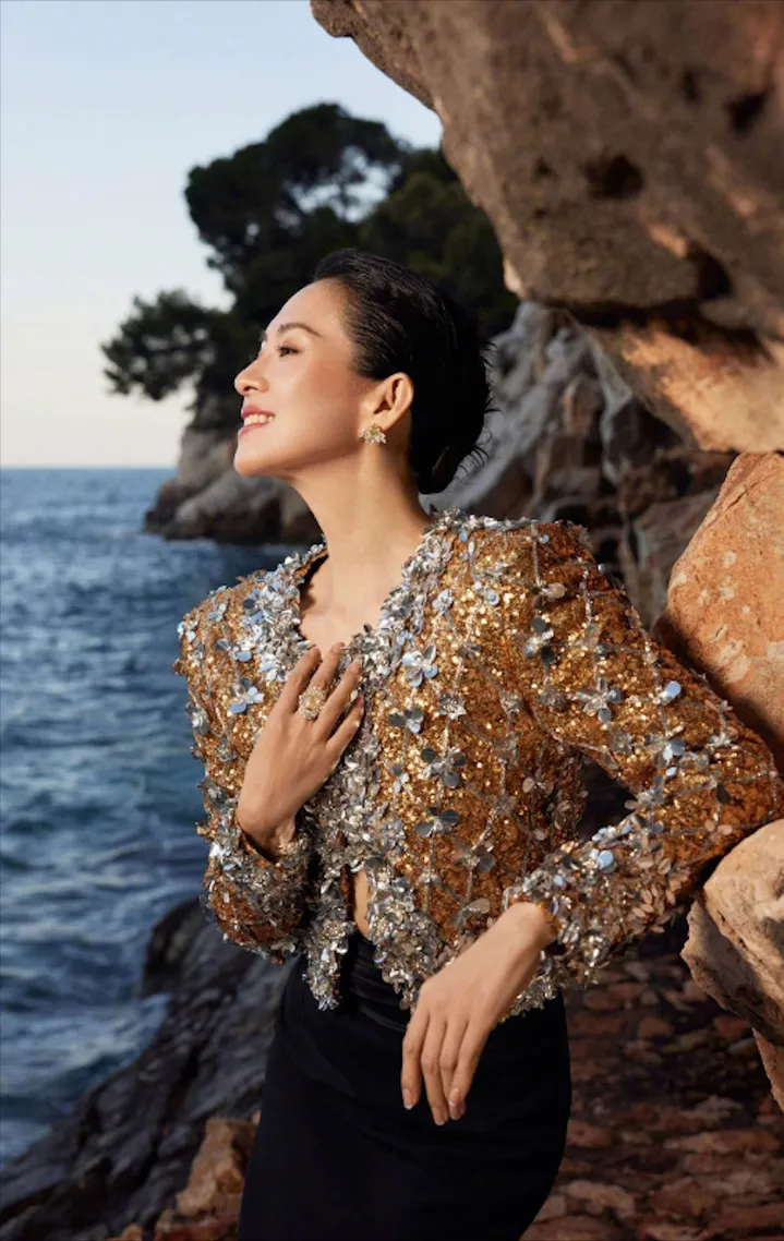 章子怡性感现身成都！黑纱透视装惊艳全场，生图却被批“医美痕迹明显”