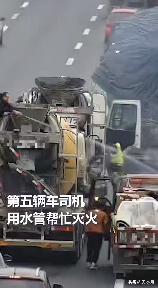 货车起火 5车6人接力3分钟灭火 展现成都文明新高度