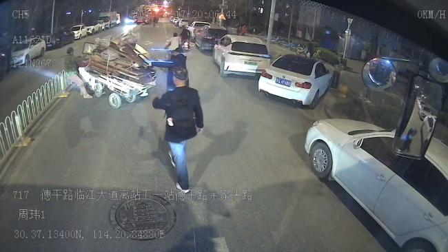 三轮车撞上护栏 路人纷纷上前帮忙 众人齐心救援