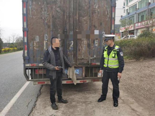 车辆占用人行道还用毛巾遮挡号牌 交警依法查处