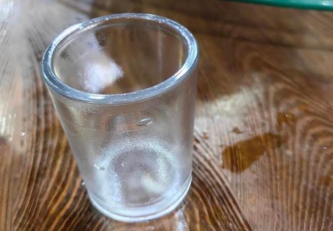 顾客用餐目睹男童在杯中小便 店家处理不当引发争执
