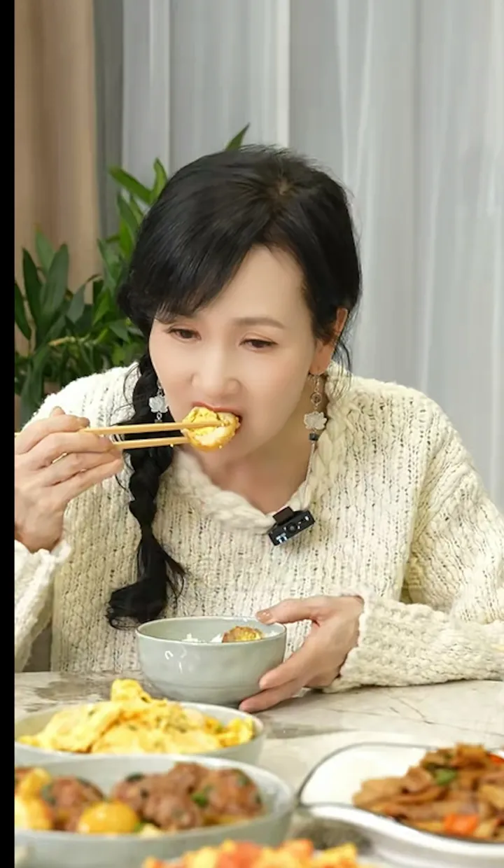 67岁“小青”陈美琪豪门秘史曝光！密会破产旧情人做鸳鸯蛋，网友惊呆：马家前夫输惨了！