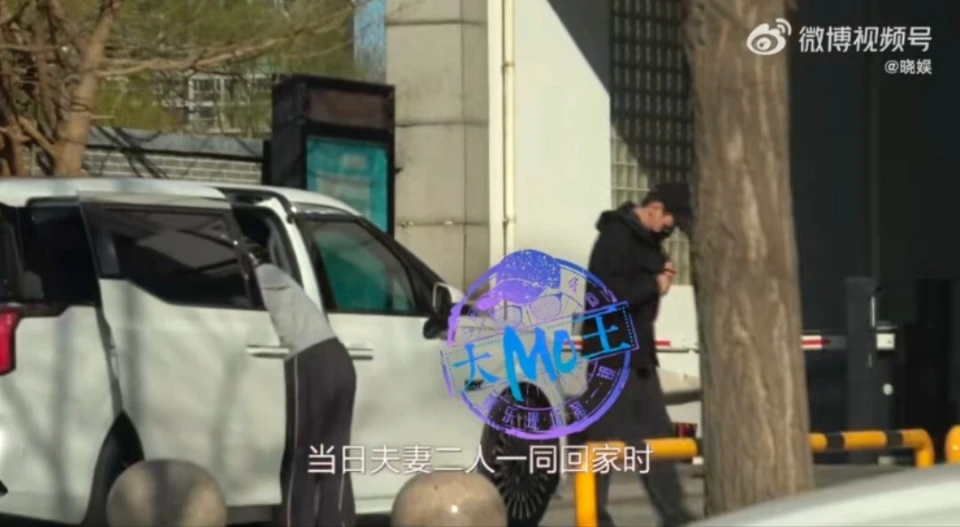 赵又廷夫妻俩逛超市，45岁高圆圆下颌线清晰，素颜状态真好