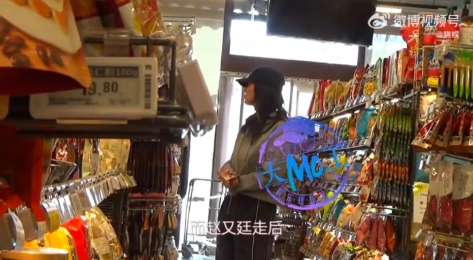 赵又廷夫妻俩逛超市，45岁高圆圆下颌线清晰，素颜状态真好