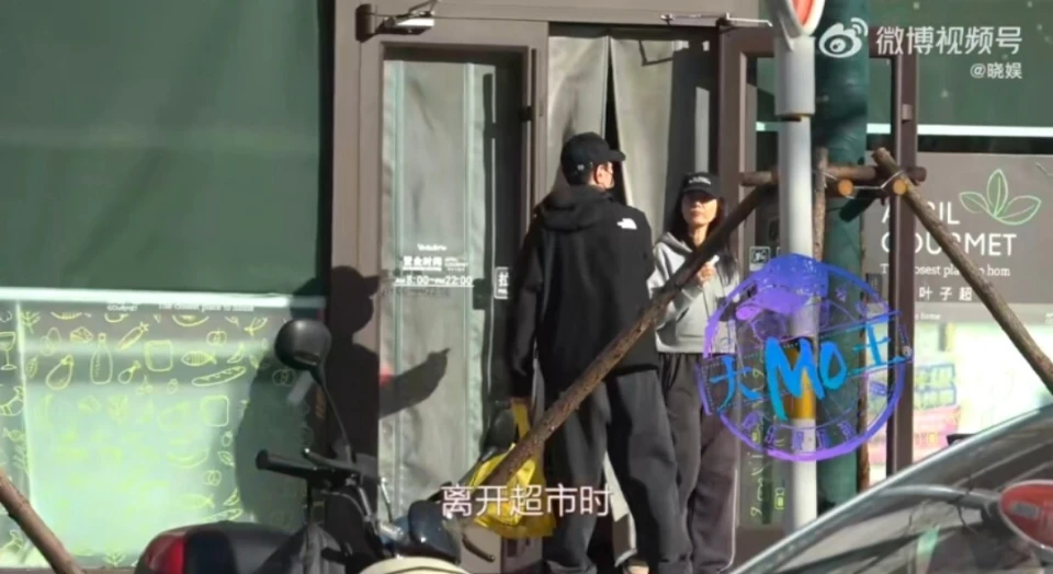 赵又廷夫妻俩逛超市，45岁高圆圆下颌线清晰，素颜状态真好