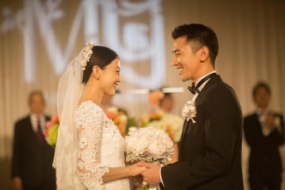 赵又廷夫妻俩逛超市，45岁高圆圆下颌线清晰，素颜状态真好