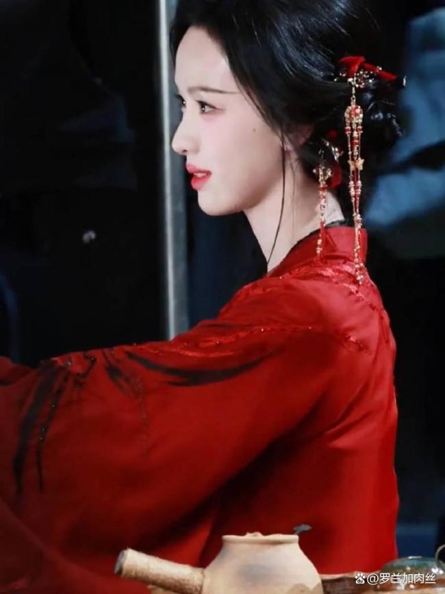 陈都灵《月鳞绮纪》红衣侧颜路透 温婉气质令人心醉