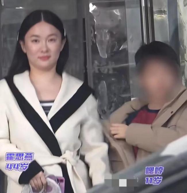 霍思燕牵着嗯哼逛街 小暖男陪伴左右